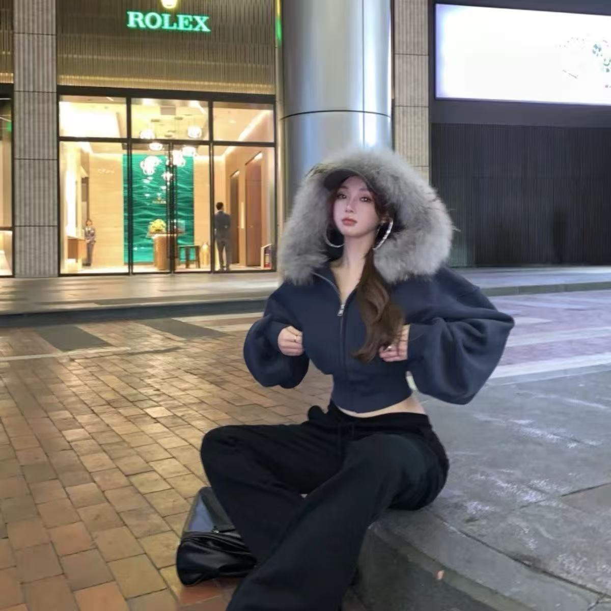 American-style Hoodie With A Fur-lined Hood And A Zipper